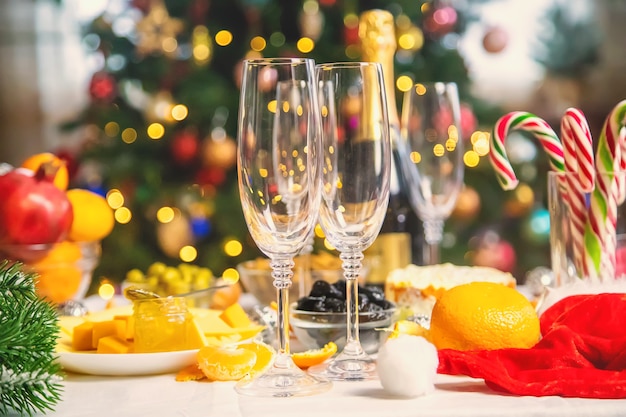 Table de Noël avec champagne et nourriture.