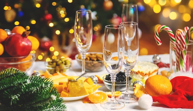 Table de Noël avec champagne et nourriture.