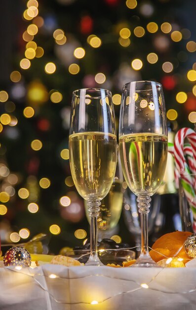 Table de Noël avec champagne et nourriture.