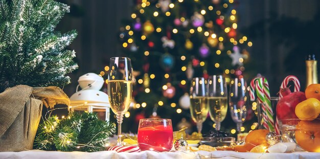 Table de Noël avec champagne et nourriture