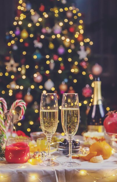 Table de Noël avec champagne et nourriture