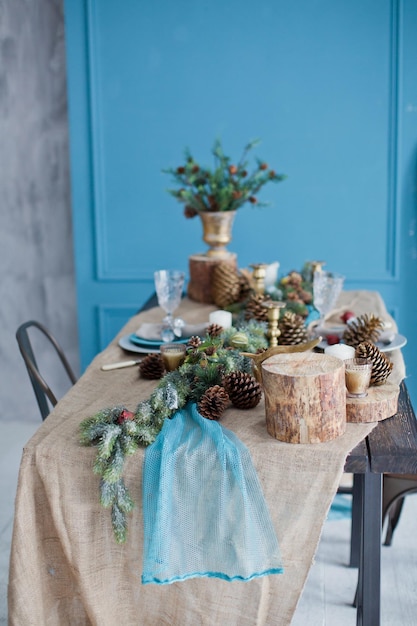 Table de Noël avec des décorations rustiques