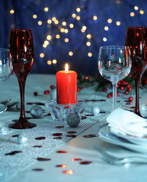 Table de Noël décorée pour le dîner