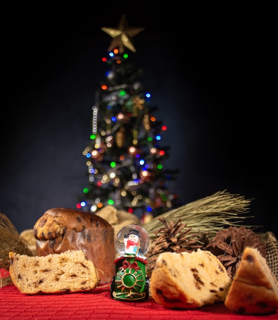 Table de Noël. Détails d'une belle table de Noël avec une nappe rouge et un sapin de Noël.