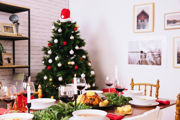 Table de Noël avec dinde et vin