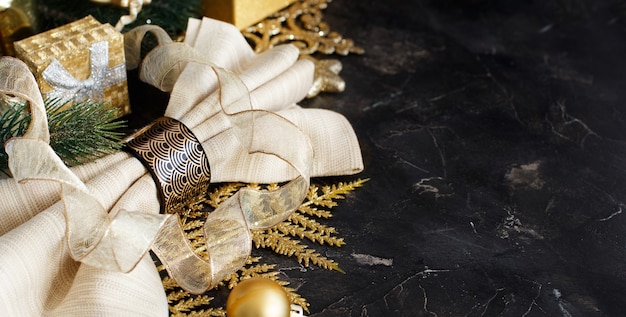 Table de Noël dorée et noire avec décorations de Noël