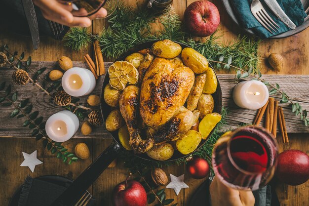 Table de Noël avec du poulet