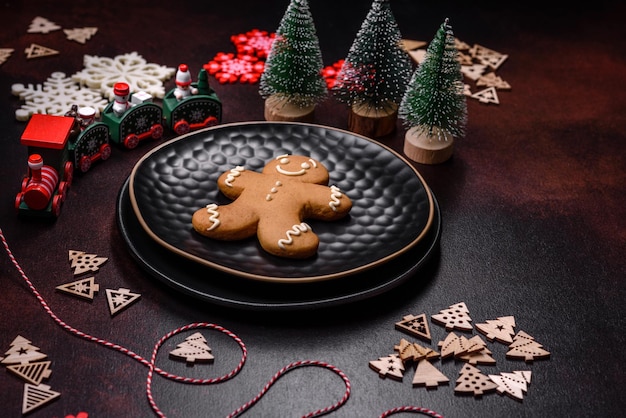 Table de Noël festive à la maison décorée de jouets et de pains d'épice