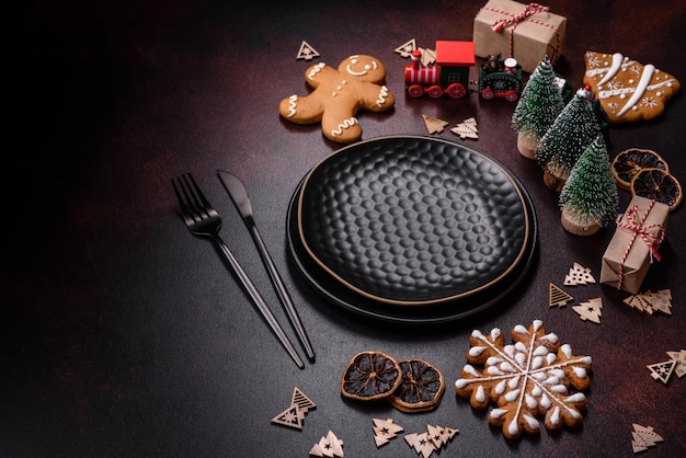Table de Noël festive à la maison décorée de jouets et de pains d'épice