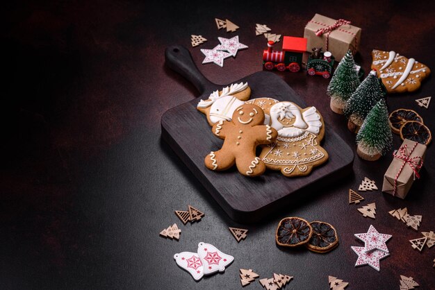 Table de Noël festive à la maison décorée de jouets et de pains d'épice