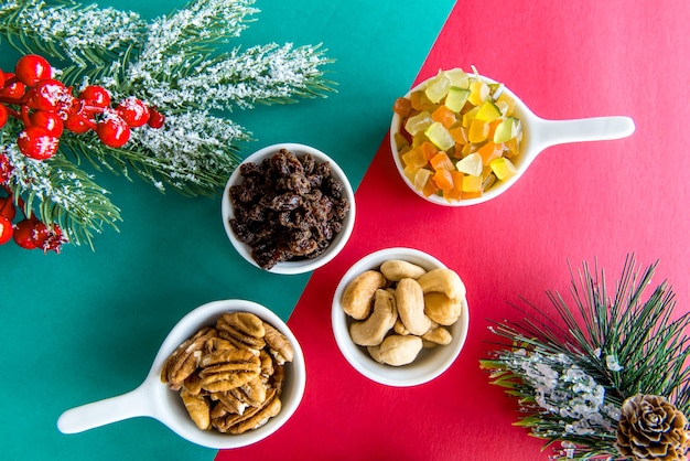 Table de Noël avec fruits confits, raisins secs, noix et noix de cajou.