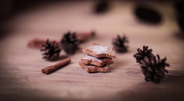 Photo table de noël image floue biscuits faits maison sur fond en bois