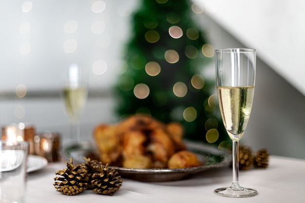 Table de Noël avec poulet rôti au champagne et décor Mise au point sélective sur le champagne Espace de copie