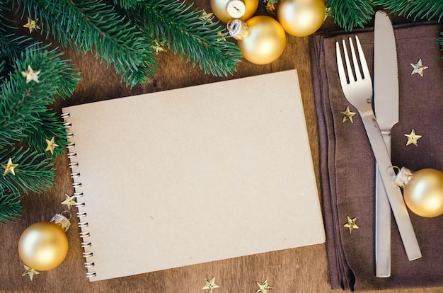 Table de Noël pour dîner avec carnet