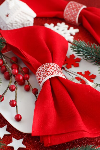 Table de Noël rouge et blanc avec décorations de Noël