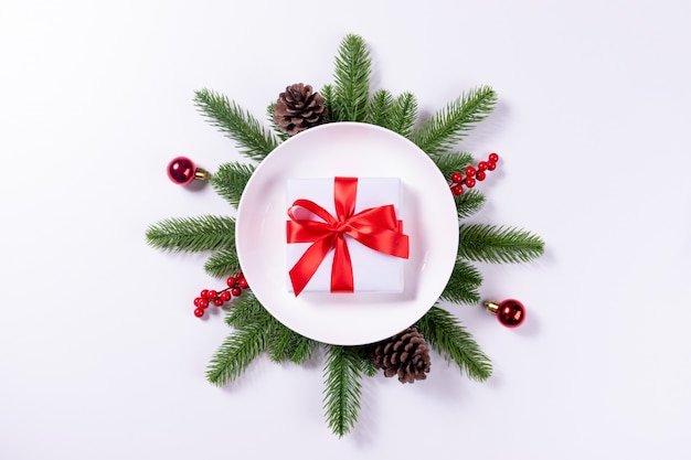 Table de Noël sertie plaque blanche, coffret cadeau avec décorations de Noël sur tableau blanc. Vue de dessus.