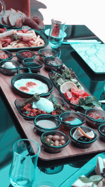 Photo une table avec de nombreux plats, y compris des crevettes et du riz