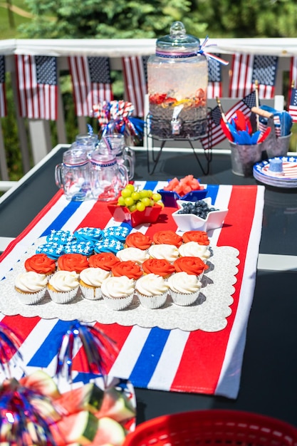Table avec nourriture et boissons pour célébrer le 4 juillet sur le patio arrière.