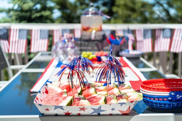 Table avec nourriture et boissons pour célébrer le 4 juillet sur le patio arrière.