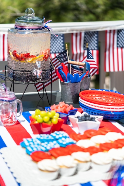 Table avec nourriture et boissons pour célébrer le 4 juillet sur le patio arrière.