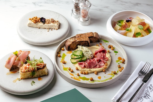 Une table de nourriture comprenant une assiette de nourriture avec un couteau et une fourchette.