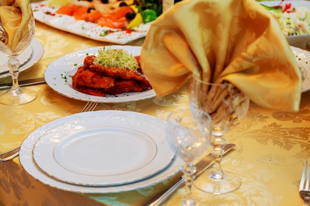 Table de nourriture de décoration de célébration avec de la nourriture et des boissons