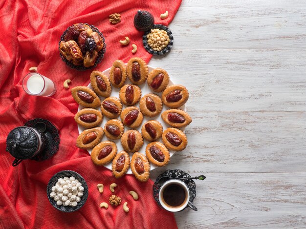 Table de nourriture du Ramadan. Bonbons Dates Eid sur une table en bois blanc