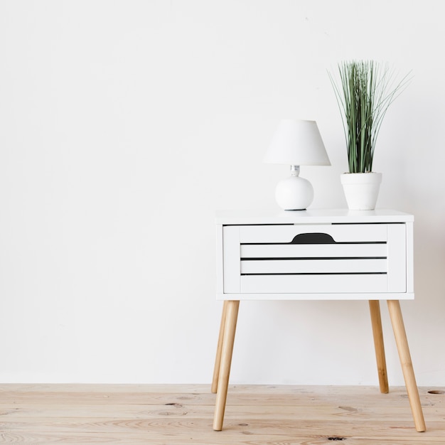 Table de nuit minimaliste moderne avec décoration