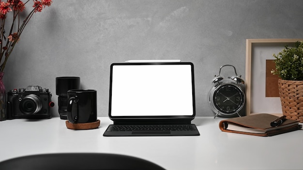 Table numérique avec clavier sans fil caméra tasse à café et cadre photo sur table blanche Lieu de travail créatif