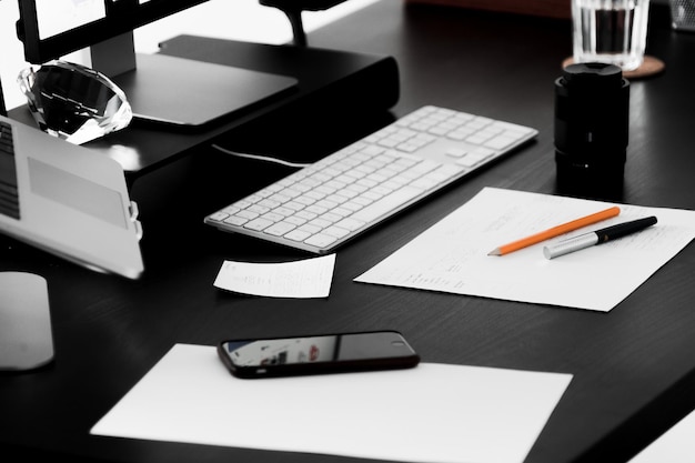 Photo table d'ordinateur avec smartphone et papiers à lettres