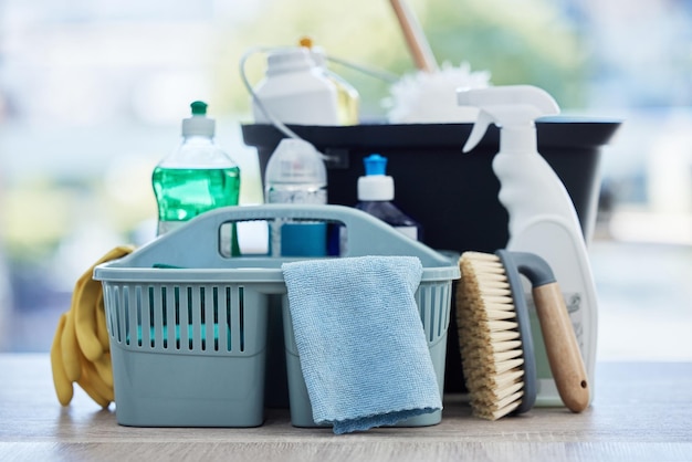 Table de panier et produit pour nettoyer la maison avec un chiffon à brosse et des produits chimiques pour l'hygiène par arrière-plan flou Bureau de maison vide et récipient en plastique pour les services arrêter les bactéries et la poussière à l'intérieur