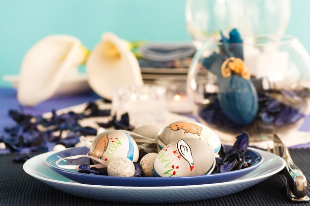 Table de Pâques en bleu et blanc