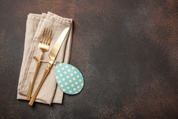 Table de Pâques avec couverts et décoration d'oeufs