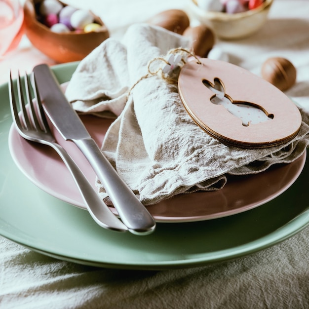 Table de Pâques avec décoration lapin en bois