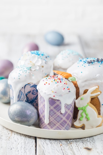 Table de Pâques avec des gâteaux de Pâques et des oeufs de Pâques sur fond blanc