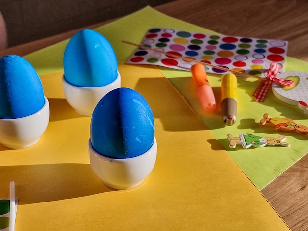 Table de Pâques avec des oeufs colorés Carte de voeux et fond de printemps Décoration pour la fête de famille de Pâques Panier d'oeufs et fleurs de printemps