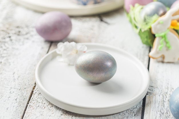 Table de Pâques avec des oeufs de Pâques sur fond blanc