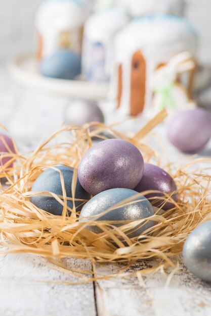 Table de Pâques avec des oeufs de Pâques sur fond blanc