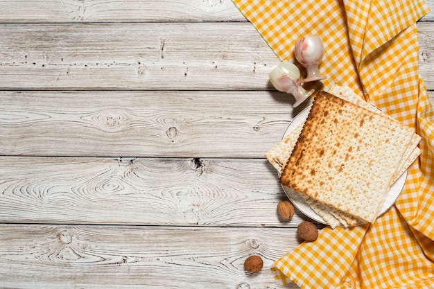 Table de Pâques avec vin, Matzo sur bois