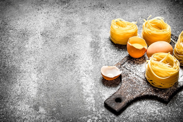 Table de pâtes. Cuire des pâtes faites maison avec des œufs et de la farine.