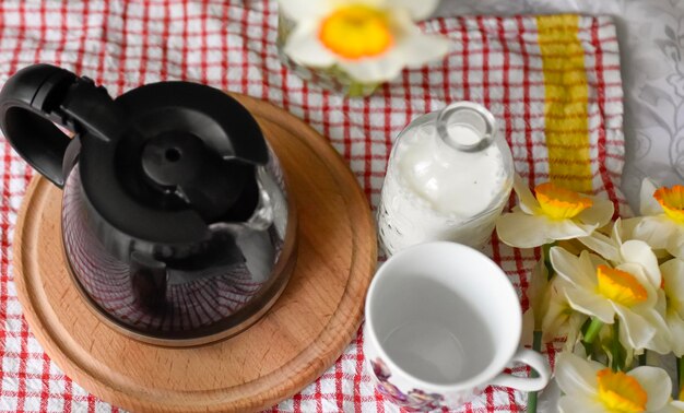 Table de petit-déjeuner assise avec une tasse de café et du lait