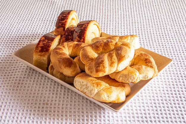 Table de petit-déjeuner avec beignets au fromage dans le bol.