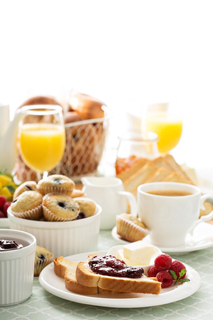 Photo table de petit déjeuner continentale fraîche et lumineuse