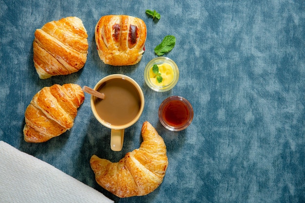 Table de petit-déjeuner avec des croissants à la bouillie d'avoine, des fruits frais et des muffins au-dessus