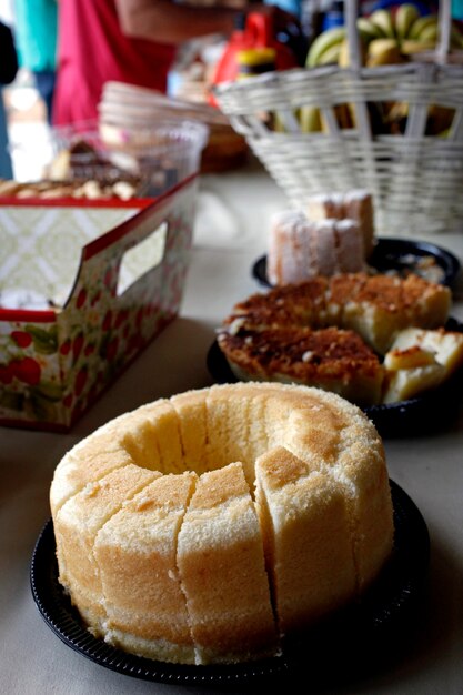 Table de petit déjeuner avec des gâteaux faits maison