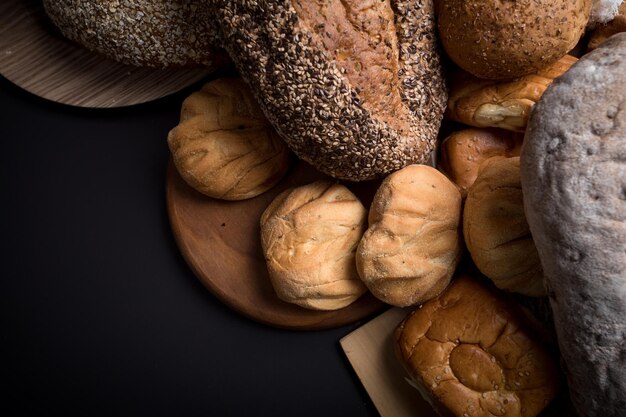 Table de petit-déjeuner pain de blé fraîchement cuit