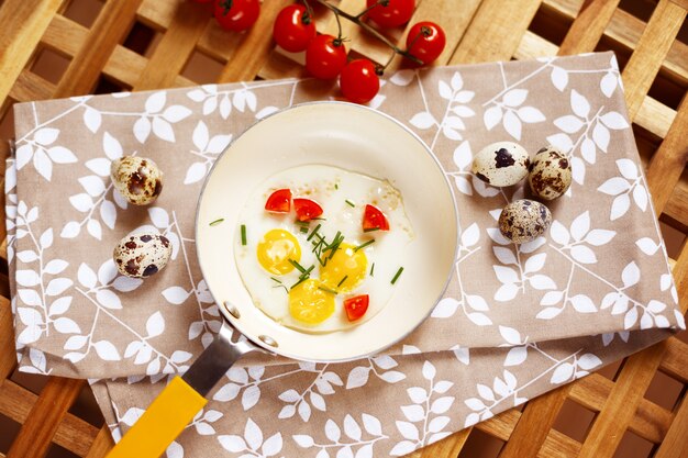 Table de petit déjeuner avec pan d'oeufs frits