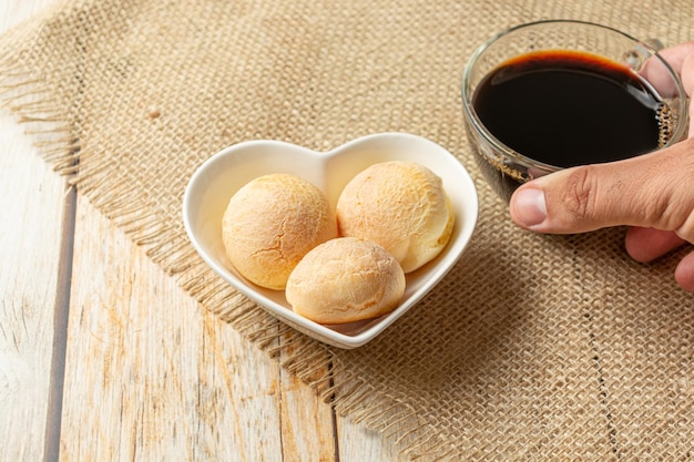 table de petit déjeuner avec pao de queijo et café (pain au fromage). collation brésilienne traditionnelle.