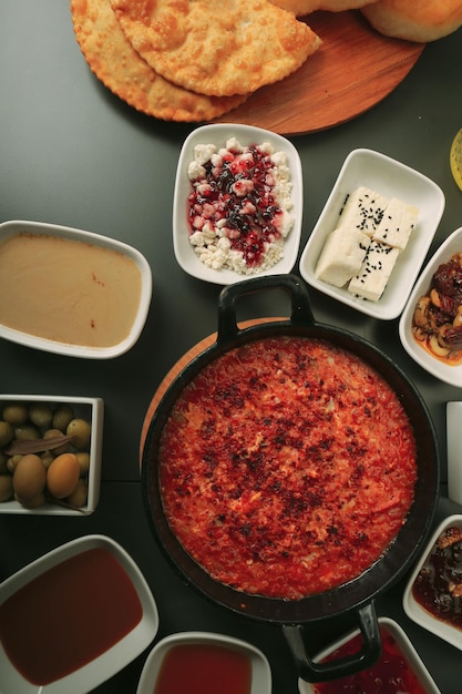 Table de petit-déjeuner turc traditionnel avec des aliments mélangés