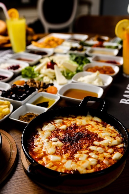 Table de petit-déjeuner turc traditionnel avec des aliments mélangés